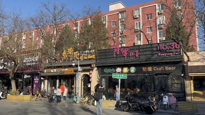 ​三里屯酒吧一条街实探：打卡人络绎不绝，最后一家酒吧15点15分上了锁