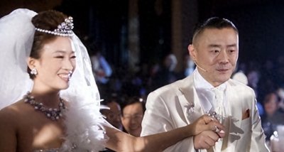 ​温州富婆胡洁，前脚送巨贪前夫进监狱，后脚嫁周立波，将其宠成宝