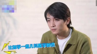 ​33岁陈晓罕见现身，头发长到遮住眼睛气质大变，网友：沧桑了