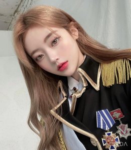 ​宛如真人洋娃娃般甜美长相，超无辜水汪大眼，随时随地在对人放电