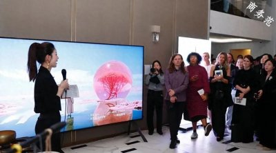 ​31岁章泽天面相变了，撞脸刘亦菲妈妈，穿衣社交越来越“邓文迪化