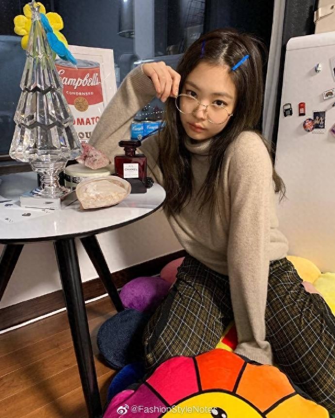 BLACKPINK成员金智妮，米白色高领毛衣+格子阔腿裤，慵懒又温柔
