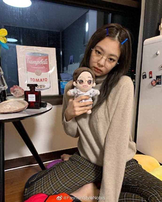 BLACKPINK成员金智妮，米白色高领毛衣+格子阔腿裤，慵懒又温柔