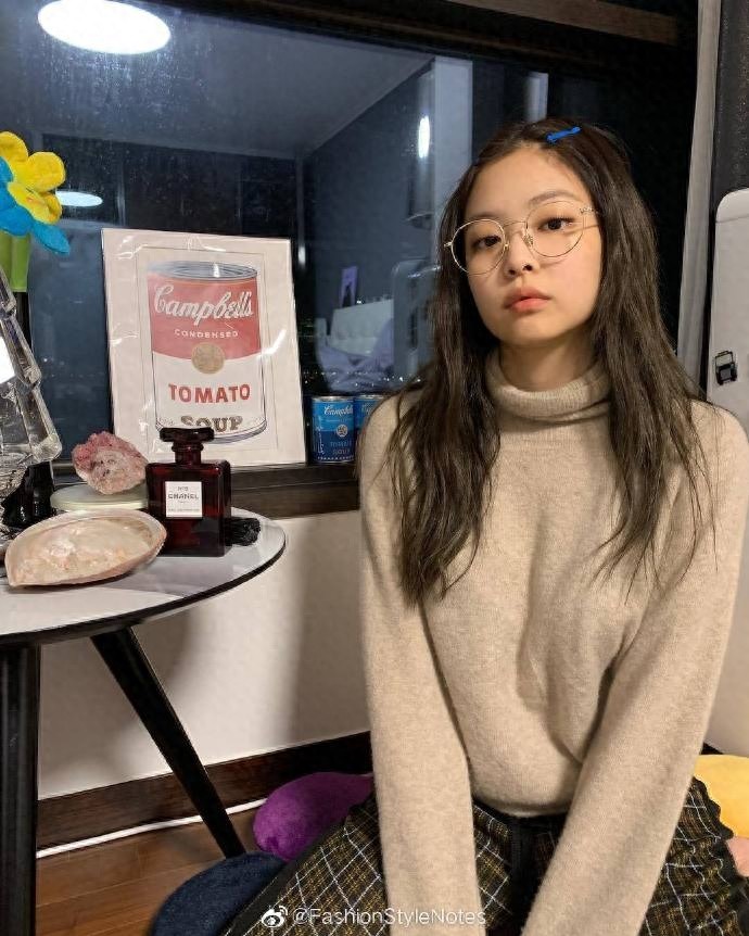 BLACKPINK成员金智妮，米白色高领毛衣+格子阔腿裤，慵懒又温柔