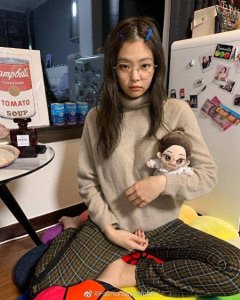 ​BLACKPINK成员金智妮，米白色高领毛衣+格子阔腿裤，慵懒又温柔