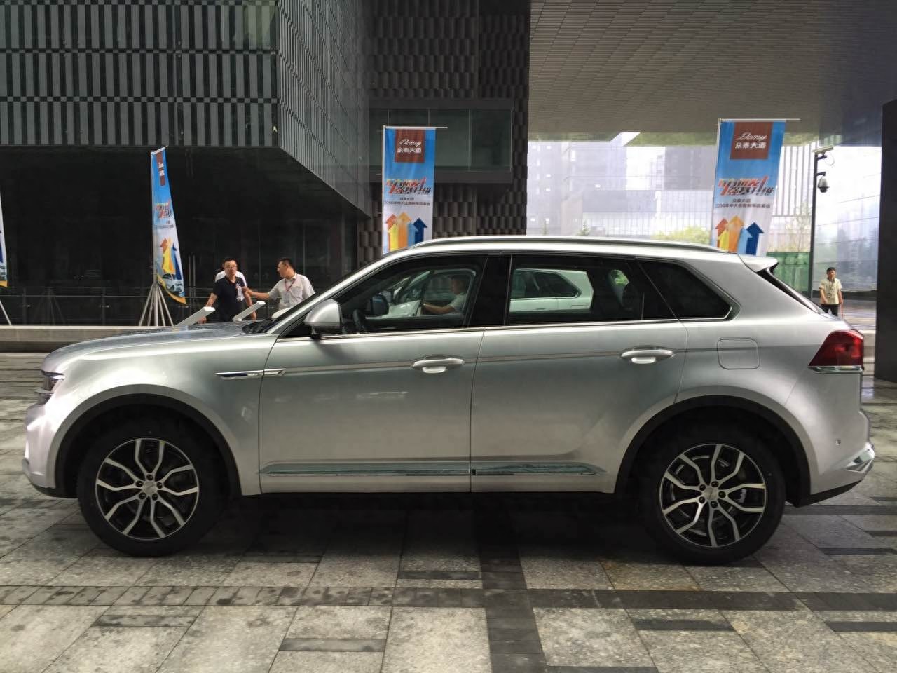 来自大众的慨念车 众泰大迈X7实车图