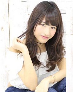 ​圆脸中长发发型设计