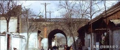 ​他在1990年拥兵10多人建立封建帝国，帝国却最终亡于3位民警之手