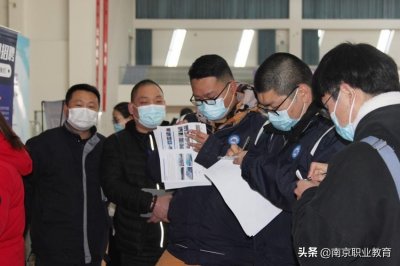 ​南京江宁高职校举办2022届毕业生校园招聘双选会，60家企业摆摊提供近2000个