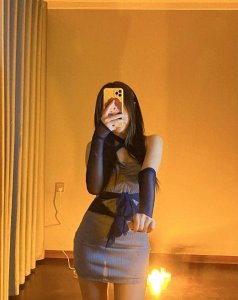 ​美女紧身裙惹争议！网友调侃像五花大绑，你怎么看？