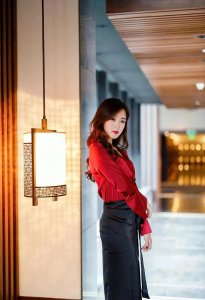 ​国民女神杨紫嫣：鲜红上衣搭配马面裙写真