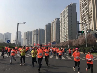 ​周口300多名选手参加2018年郑开马拉松