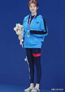 ​没想到陈小纭真人长这样，当她游泳浮出水面一刻：这素颜惊艳全场