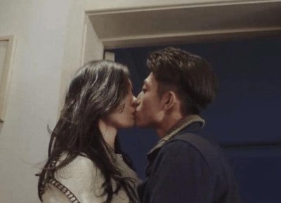 ​张一山跟35岁的齐溪吻戏照流出，两人入戏太深变成了“舌吻”