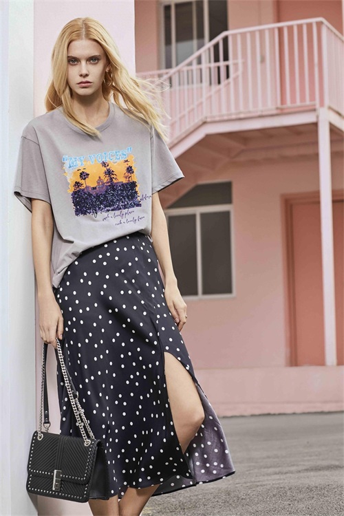 金羽杰--为消费者提供更加多样化的高端时尚服饰