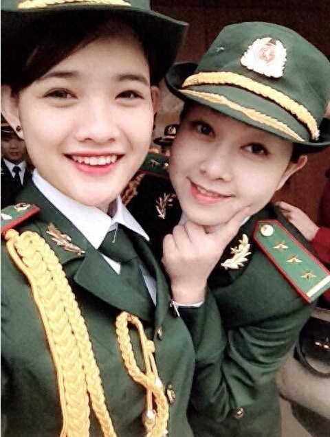 谁敢再说越南没美女?这些越南女兵一个赛一个，尤其是这对姐妹花