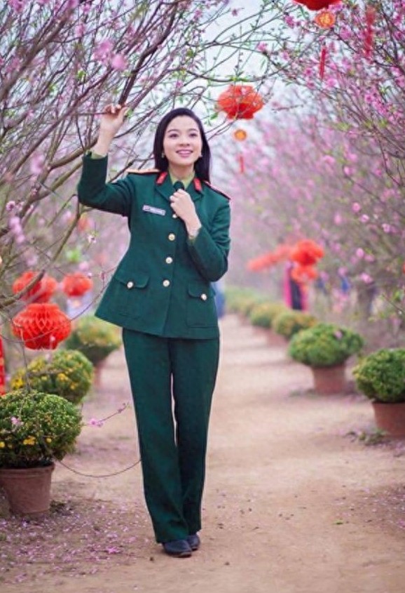 谁敢再说越南没美女?这些越南女兵一个赛一个，尤其是这对姐妹花