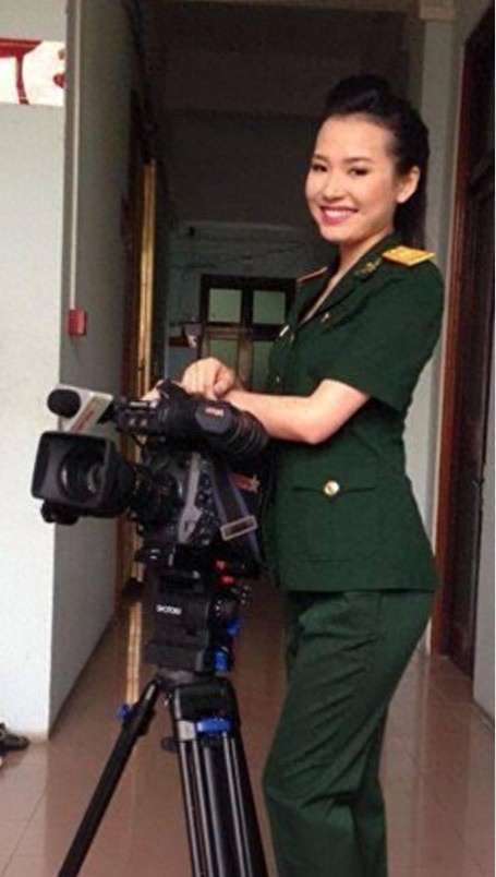 谁敢再说越南没美女?这些越南女兵一个赛一个，尤其是这对姐妹花