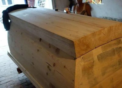 ​棺材匠：为逝者打造人生的最终归宿地