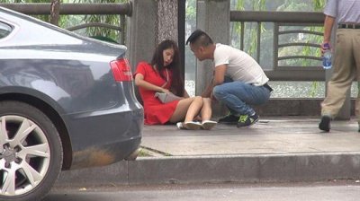 ​偷拍、捡尸，拍尽人性丑恶的韩国喜剧片，河正宇甘愿为它打酱油