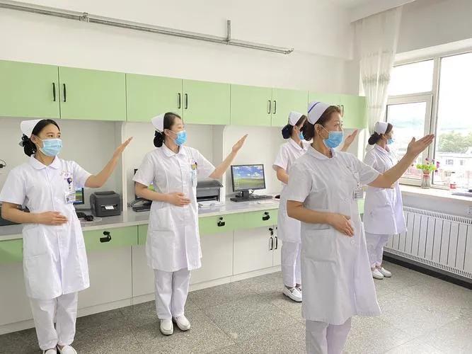 护士的服装颜色代表啥（护士穿白色的衣服是为什么）