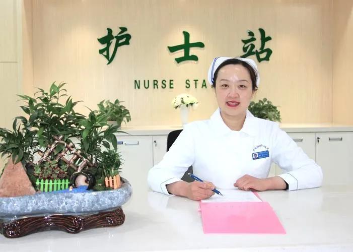 护士的服装颜色代表啥（护士穿白色的衣服是为什么）