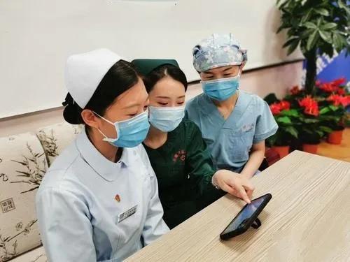 护士的服装颜色代表啥（护士穿白色的衣服是为什么）