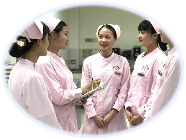 护士的服装颜色代表啥（护士穿白色的衣服是为什么）