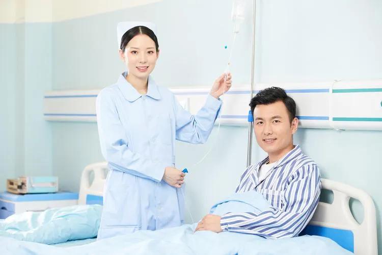 护士的服装颜色代表啥（护士穿白色的衣服是为什么）