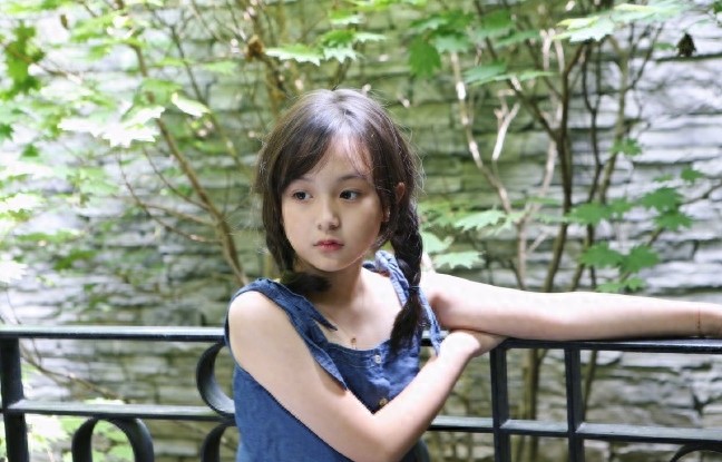 “小孙俪”最新照片，没有小时候呆萌，网友呼吁宝贝要慢点长大