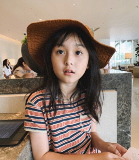 “小孙俪”最新照片，没有小时候呆萌，网友呼吁宝贝要慢点长大