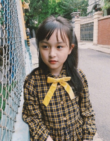 “小孙俪”最新照片，没有小时候呆萌，网友呼吁宝贝要慢点长大