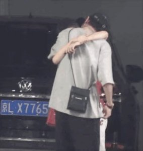 ​白宇刘萌萌车库里激吻 同回住所