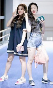 ​原来宋雨琦这粗腿是女团标配腿，看她跟队友合照，两人不分上下！