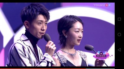 ​YC盛典张一山周冬雨甜蜜互撩，配合默契再次同台