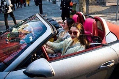 ​中国4大“白富美”！各个身价上百亿，有一个还是最年轻女首富