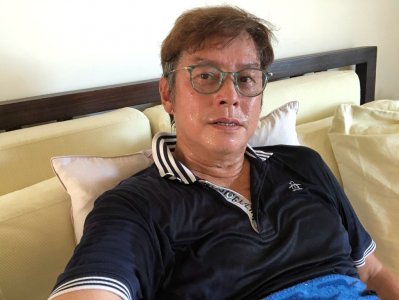 ​谭咏麟罕见晒年轻旧照，为了追求潮流，胡子用黑色笔画上去