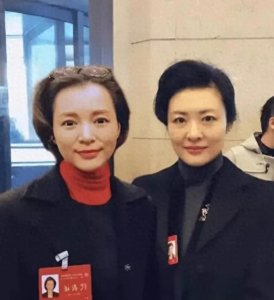 ​她是央视美女主持人，气质不输董卿，曾和成龙传绯闻，43岁还单身