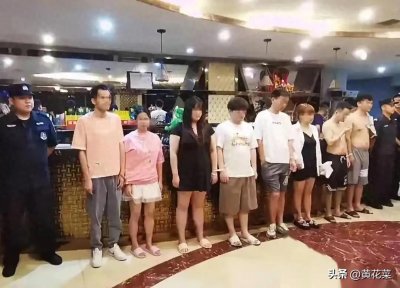 ​湖北扫黄现场曝光！大量美女性感照流出，一卖淫女一句话惊呆警察