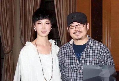 ​1991年，舞蹈演员杨娜为了嫁给有钱的富商，离开了刀郎和女儿