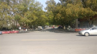 ​韶山旅游的朋友进到韶山市区内，怎么坐通勤车去故居