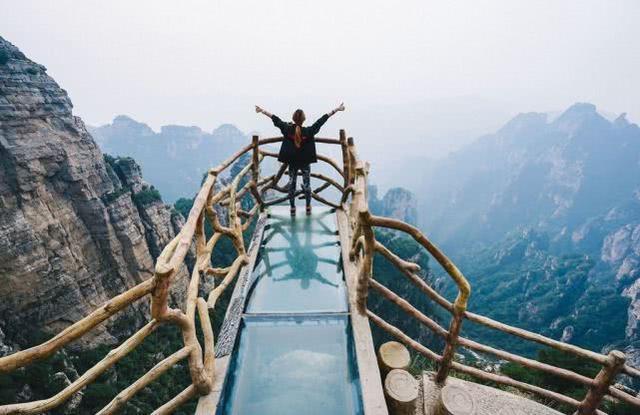 架在高空中的玻璃栈道无保护措施，若突然破裂，该怎么办？