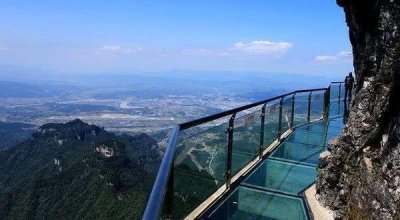 ​架在高空中的玻璃栈道无保护措施，若突然破裂，该怎么办？