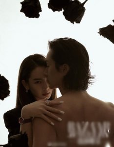 ​戚薇李承铉夫妻拍大片，贴身拥抱牵手咬手指，男帅女靓好甜蜜