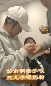 ​拳王也温柔！邹市明给小儿子喂奶超温馨，抱娃姿势满分爸爸力十足