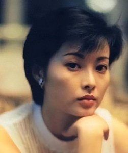 ​袁立50岁近照曝光，不化妆不医美也能美，中老年打扮尽显优雅气质