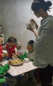 ​六口人，餐餐一个菜，越穷越生孩子？教育是破解之道！