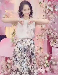 ​55岁老戏骨李颖晒近照，身材曼妙似少女，嫁入豪门也不忘直播卖货