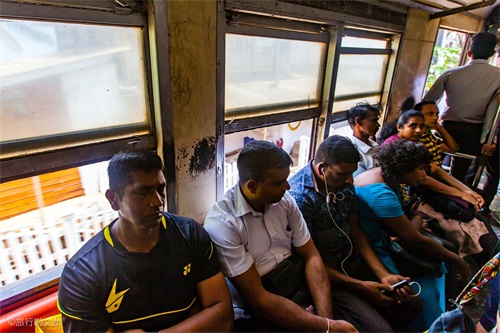 实拍斯里兰卡海上小火车，行驶中的火车没有门开着窗，有咖喱味道