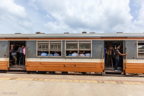 实拍斯里兰卡海上小火车，行驶中的火车没有门开着窗，有咖喱味道